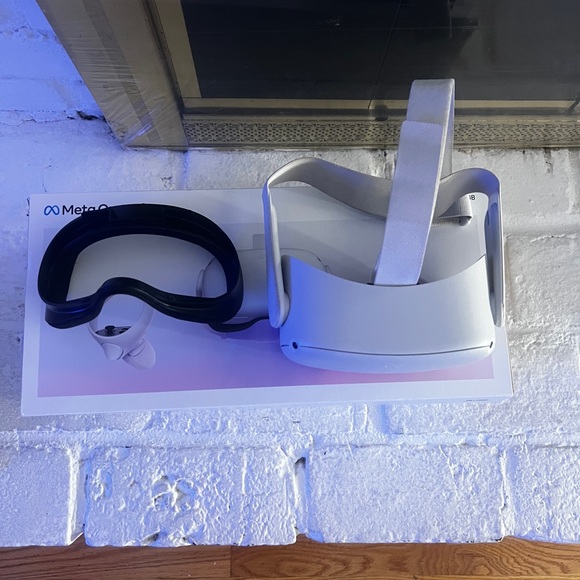 Oculus quest 2 used good condition 
VR Headset White with Wireless Connectivity - Picture 4 of 9